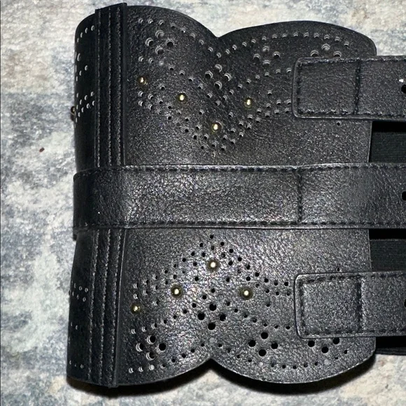 bebe Black Triple Buckle Belt - Picture 4 of 11